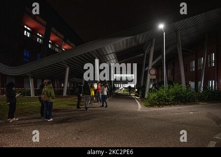 Les gens qui font la queue pour le tampon portent des masques protecteurs à l'hôpital Schiavonia, Schiavonia, 26 octobre 2020, Italie. Après l'augmentation de la courbe de contagion dans toute l'Italie, la Vénétie se prépare également à contenir l'arrivée d'une deuxième vague possible de Covid19. La ville de Padoue que j'ai établie dans divers points focaux des domaines utilisés comme écouvillons pour la citoyenneté. Malheureusement, étant donné le nombre élevé de demandes de tampoes, de nombreux citoyens de Paduan n'ont pas été obligés de déménager à l'hôpital Schiavonia ''Ospedali Riuniti Padova Sud Madre Teresa di Calcutta'' où il a été réinstallé, à partir de Banque D'Images