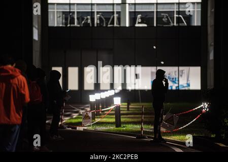 Les gens qui font la queue pour le tampon portent des masques protecteurs à l'hôpital Schiavonia, Schiavonia, 26 octobre 2020, Italie. Après l'augmentation de la courbe de contagion dans toute l'Italie, la Vénétie se prépare également à contenir l'arrivée d'une deuxième vague possible de Covid19. La ville de Padoue que j'ai établie dans divers points focaux des domaines utilisés comme écouvillons pour la citoyenneté. Malheureusement, étant donné le nombre élevé de demandes de tampoes, de nombreux citoyens de Paduan n'ont pas été obligés de déménager à l'hôpital Schiavonia ''Ospedali Riuniti Padova Sud Madre Teresa di Calcutta'' où il a été réinstallé, à partir de Banque D'Images