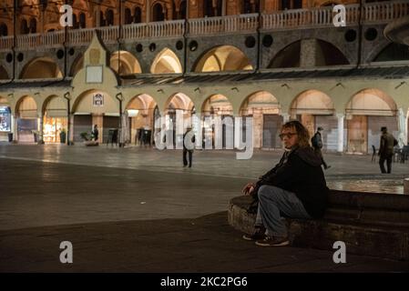 Sur la photo, Un homme assis sous la fontaine de Piazza delle Erbe ne porte pas de masque protecteur , Padoue, Italie, 26th octobre 2020 (photo de Roberto Silvino/NurPhoto) Banque D'Images