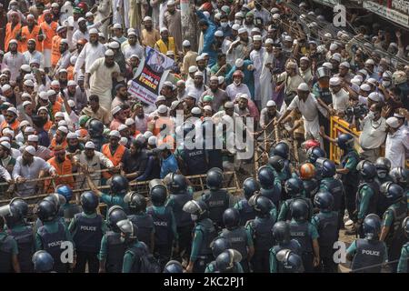 La police utilise des barrières pour empêcher les militants et les partisans de l'Islami Andoloon Bangladesh, un parti politique islamiste, de se présenter lors d'une marche de protestation appelant au boycott des produits français et dénonçant le président français Emmanuel Macron pour ses commentaires sur le prophète Mahomet caricatures, à Dhaka sur 27 octobre 2020. (Photo d'Ahmed Salahuddin/NurPhoto) Banque D'Images