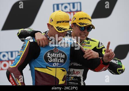 Sam Lowes (22) de Grande-Bretagne et EG 0,0 Marc VDS et Fabio Di Giannantonio (21) d'Italie et MB convoyeurs accélérer pendant le MotoGP de Teruel à Motorland Aragon circuit sur 25 octobre 2020 à Alcaniz, Espagne. (Photo de Jose Breton/Pics action/NurPhoto) Banque D'Images