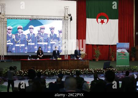 Le Premier ministre Abdelaziz Djerad (C) rencontre la société civile sur le projet d'amendement constitutionnel à Alger, Algérie, 27 octobre 2020 (photo de Billal Bensalem/NurPhoto) Banque D'Images