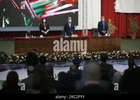 Le Premier ministre Abdelaziz Djerad (C) rencontre la société civile sur le projet d'amendement constitutionnel à Alger, Algérie, 27 octobre 2020 (photo de Billal Bensalem/NurPhoto) Banque D'Images