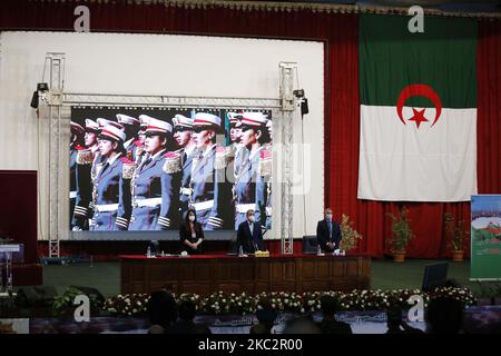 Le Premier ministre Abdelaziz Djerad (C) rencontre la société civile sur le projet d'amendement constitutionnel à Alger, Algérie, 27 octobre 2020 (photo de Billal Bensalem/NurPhoto) Banque D'Images