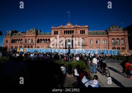 Les manifestants rendent hommage à l'ancien président argentin (2003-2007) Nestor Kirchner sur 27 octobre 2020 à Buenos Aires, en Argentine. Kirchner est mort d'une crise cardiaque à l'âge de 60 ans sur 27 octobre 2010, à El Calafate, dans le sud de l'Argentine. (Photo de Manuel Cortina/NurPhoto) Banque D'Images