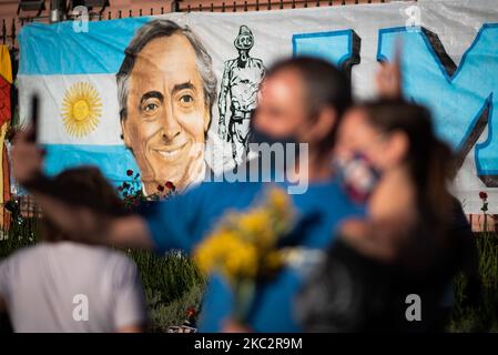 Les manifestants rendent hommage à l'ancien président argentin (2003-2007) Nestor Kirchner sur 27 octobre 2020 à Buenos Aires, en Argentine. Kirchner est mort d'une crise cardiaque à l'âge de 60 ans sur 27 octobre 2010, à El Calafate, dans le sud de l'Argentine. (Photo de Manuel Cortina/NurPhoto) Banque D'Images