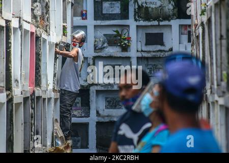 Les gens de la ville d'Antipolo, aux Philippines, visitent le cimetière aujourd'hui, dernier jour de visite pour toute la Journée de l'âme, 28 octobre 2020. Les officiers à l'entrée du cimetière sont soumis à des restrictions dans le maintien des protocoles de santé avant d'entrer dans le vicinit (photo de Ryan Eduard Benaid/NurPhoto) Banque D'Images