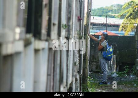 Les gens de la ville d'Antipolo, aux Philippines, visitent le cimetière aujourd'hui, dernier jour de visite pour toute la Journée de l'âme, 28 octobre 2020. Les officiers à l'entrée du cimetière sont soumis à des restrictions dans le maintien des protocoles de santé avant d'entrer dans le vicinit (photo de Ryan Eduard Benaid/NurPhoto) Banque D'Images