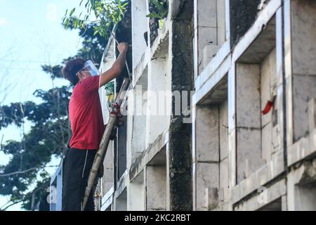 Les gens de la ville d'Antipolo, aux Philippines, visitent le cimetière aujourd'hui, dernier jour de visite pour toute la Journée de l'âme, 28 octobre 2020. Les officiers à l'entrée du cimetière sont soumis à des restrictions dans le maintien des protocoles de santé avant d'entrer dans le vicinit (photo de Ryan Eduard Benaid/NurPhoto) Banque D'Images