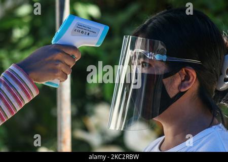 Des agents de l'unité du gouvernement local d'Antipolo, Philippines, vérifient la température et pulvérisent de l'alcool sur les mains de chaque visiteur dans le cimetière aujourd'hui, 28 octobre 2020. Aujourd'hui est le dernier jour de visite dans les cimetières à l'échelle nationale avant la fermeture temporaire demain, 29 octobre - 4 novembre 2020 pour éviter la propagation de COVID-19. (Photo par Ryan Eduard Benaid/NurPhoto) Banque D'Images