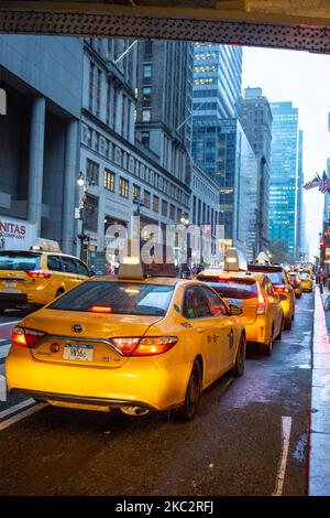 Le légendaire taxi jaune fixe file d'attente et se déplace dans les rues de Midtown Manhattan, New York, devant l'entrée de Grand Central terminal ou Grand Central, un terminal de train de banlieue situé au 42nd Street et Park Avenue, New York City on 13 février 2020 à New York, Etats-Unis. (Photo de Nicolas Economou/NurPhoto) Banque D'Images