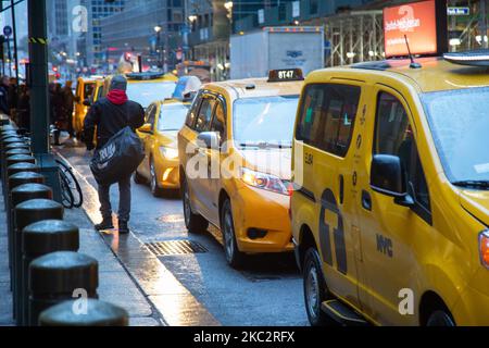 Le légendaire taxi jaune fixe file d'attente et se déplace dans les rues de Midtown Manhattan, New York, devant l'entrée de Grand Central terminal ou Grand Central, un terminal de train de banlieue situé au 42nd Street et Park Avenue, New York City on 13 février 2020 à New York, Etats-Unis. (Photo de Nicolas Economou/NurPhoto) Banque D'Images