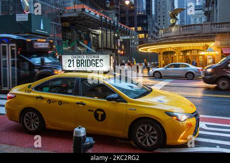 Le légendaire taxi jaune fixe file d'attente et se déplace dans les rues de Midtown Manhattan, New York, devant l'entrée de Grand Central terminal ou Grand Central, un terminal de train de banlieue situé au 42nd Street et Park Avenue, New York City on 13 février 2020 à New York, Etats-Unis. (Photo de Nicolas Economou/NurPhoto) Banque D'Images