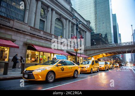 Le légendaire taxi jaune fixe file d'attente et se déplace dans les rues de Midtown Manhattan, New York, devant l'entrée de Grand Central terminal ou Grand Central, un terminal de train de banlieue situé au 42nd Street et Park Avenue, New York City on 13 février 2020 à New York, Etats-Unis. (Photo de Nicolas Economou/NurPhoto) Banque D'Images