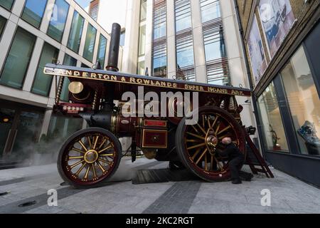 Un membre du personnel nettoie un Super Lion 1932 Fowler ‘B6’, connu sous le nom de ‘Lion’, estimé de £800 000 à 1 200 000 lors d’un appel photo pour Bonhams Golden Age of Motoring sale 1886 à 1939, présentant les véhicules anciens combattants, vintage et post-vintage les plus fins et les plus rares, sur 28 octobre 2020 à Londres, en Angleterre. (Photo de Wiktor Szymanowicz/NurPhoto) Banque D'Images