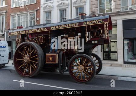 Un chauffeur prépare un Super Lion 1932 Fowler ‘B6’, connu sous le nom de ‘Lion’, estimé de £800 000 à 1 200 000 lors d’un appel photo pour le solde 1886 à 1939 de l’âge d’or de l’amarrage de Bonhams, présentant les véhicules anciens combattants, anciens et post-vintage les plus fins et les plus rares, sur 28 octobre 2020 à Londres, en Angleterre. (Photo de Wiktor Szymanowicz/NurPhoto) Banque D'Images