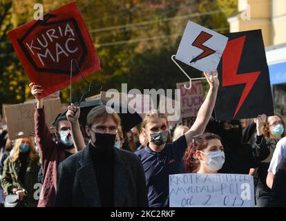 Les étudiants partisans de Pro-Choice vus lors de leur manifestation dans le centre-ville de Cracovie. Les activistes des droits des femmes et leurs partisans ont organisé leur septième jour de manifestations à Cracovie et dans toute la Pologne, s'opposant à la restriction en cas de pandémie, pour exprimer leur colère contre la décision de la Cour suprême polonaise, qui a resserré les lois déjà strictes sur l'avortement. Sur 28 octobre 2020, à Cracovie, en Pologne. (Photo par Artur Widak/NurPhoto) Banque D'Images