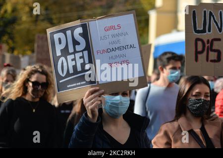 Les étudiants partisans de Pro-Choice vus lors de leur manifestation dans le centre-ville de Cracovie. Les activistes des droits des femmes et leurs partisans ont organisé leur septième jour de manifestations à Cracovie et dans toute la Pologne, s'opposant à la restriction en cas de pandémie, pour exprimer leur colère contre la décision de la Cour suprême polonaise, qui a resserré les lois déjà strictes sur l'avortement. Sur 28 octobre 2020, à Cracovie, en Pologne. (Photo par Artur Widak/NurPhoto) Banque D'Images