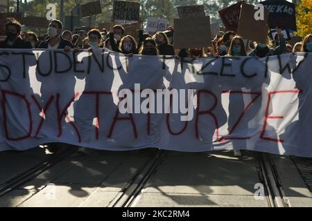 Des étudiants, partisans de Pro-Choice, vus lors de leur manifestation dans le centre-ville de Cracovie. Les activistes des droits des femmes et leurs partisans ont organisé leur septième jour de manifestations à Cracovie et dans toute la Pologne, s'opposant à la restriction en cas de pandémie, pour exprimer leur colère contre la décision de la Cour suprême polonaise, qui a resserré les lois déjà strictes sur l'avortement. Sur 28 octobre 2020, à Cracovie, en Pologne. (Photo par Artur Widak/NurPhoto) Banque D'Images