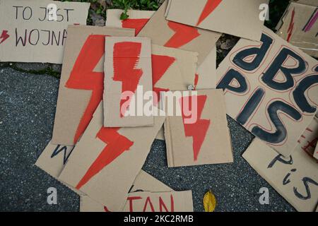 Des placardes avec la grève des femmes symbolisent le bâtiment principal de l'université jagiellonienne de Cracovie. Les activistes des droits des femmes et leurs partisans ont organisé leur septième jour de manifestations à Cracovie et dans toute la Pologne, s'opposant à la restriction en cas de pandémie, pour exprimer leur colère contre la décision de la Cour suprême polonaise, qui a resserré les lois déjà strictes sur l'avortement. Sur 28 octobre 2020, à Cracovie, en Pologne. (Photo par Artur Widak/NurPhoto) Banque D'Images