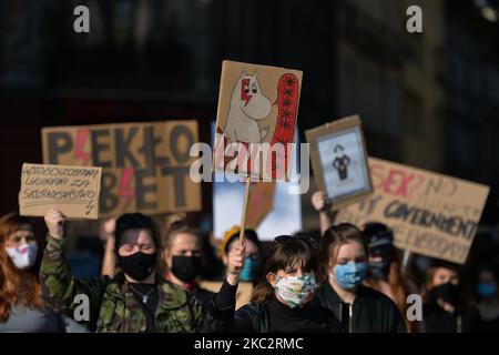 Des étudiants, partisans de Pro-Choice, vus lors de leur manifestation dans le centre-ville de Cracovie. Les activistes des droits des femmes et leurs partisans ont organisé leur septième jour de manifestations à Cracovie et dans toute la Pologne, s'opposant à la restriction en cas de pandémie, pour exprimer leur colère contre la décision de la Cour suprême polonaise, qui a resserré les lois déjà strictes sur l'avortement. Sur 28 octobre 2020, à Cracovie, en Pologne. (Photo par Artur Widak/NurPhoto) Banque D'Images