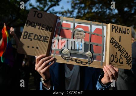 Une image de Jaroslaw Kaczynski, le chef du parti au pouvoir droit et Justice vu lors de la manifestation Pro-Choice des étudiants dans le centre-ville de Cracovie. Les activistes des droits des femmes et leurs partisans ont organisé leur septième jour de manifestations à Cracovie et dans toute la Pologne, s'opposant à la restriction en cas de pandémie, pour exprimer leur colère contre la décision de la Cour suprême polonaise, qui a resserré les lois déjà strictes sur l'avortement. Sur 28 octobre 2020, à Cracovie, en Pologne. (Photo par Artur Widak/NurPhoto) Banque D'Images