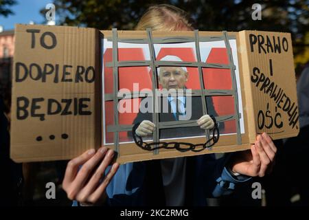 Une image de Jaroslaw Kaczynski, le chef du parti au pouvoir droit et Justice vu lors de la manifestation Pro-Choice des étudiants dans le centre-ville de Cracovie. Les activistes des droits des femmes et leurs partisans ont organisé leur septième jour de manifestations à Cracovie et dans toute la Pologne, s'opposant à la restriction en cas de pandémie, pour exprimer leur colère contre la décision de la Cour suprême polonaise, qui a resserré les lois déjà strictes sur l'avortement. Sur 28 octobre 2020, à Cracovie, en Pologne. (Photo par Artur Widak/NurPhoto) Banque D'Images