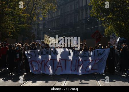 Des étudiants, partisans de Pro-Choice, vus lors de leur manifestation dans le centre-ville de Cracovie. Les activistes des droits des femmes et leurs partisans ont organisé leur septième jour de manifestations à Cracovie et dans toute la Pologne, s'opposant à la restriction en cas de pandémie, pour exprimer leur colère contre la décision de la Cour suprême polonaise, qui a resserré les lois déjà strictes sur l'avortement. Sur 28 octobre 2020, à Cracovie, en Pologne. (Photo par Artur Widak/NurPhoto) Banque D'Images