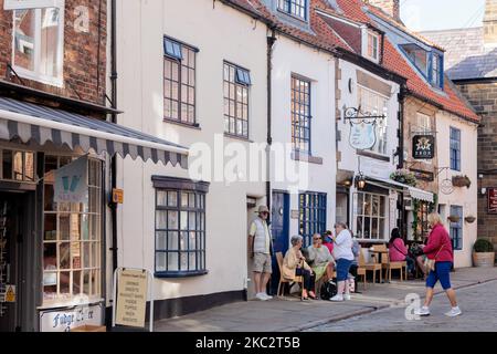 Boutiques traditionnelles le long de Church Street Whitby North Yorkshire Angleterre Banque D'Images