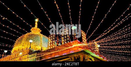 Une vue du sanctuaire illuminé de Khwaja Moinuddin Chishti devant l'Eid-e-Milad-un-Nabi, à Ajmer, Rajasthan, Inde, le 28 octobre 2020. (Photo par Himanshu Sharma/NurPhoto) Banque D'Images