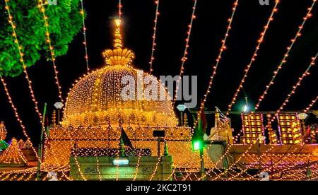 Une vue du sanctuaire illuminé de Khwaja Moinuddin Chishti devant l'Eid-e-Milad-un-Nabi, à Ajmer, Rajasthan, Inde, le 28 octobre 2020. (Photo par Himanshu Sharma/NurPhoto) Banque D'Images