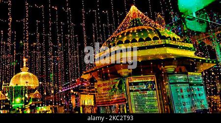 Une vue du sanctuaire illuminé de Khwaja Moinuddin Chishti devant l'Eid-e-Milad-un-Nabi, à Ajmer, Rajasthan, Inde, le 28 octobre 2020. (Photo par Himanshu Sharma/NurPhoto) Banque D'Images