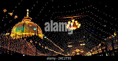 Une vue du sanctuaire illuminé de Khwaja Moinuddin Chishti devant l'Eid-e-Milad-un-Nabi, à Ajmer, Rajasthan, Inde, le 28 octobre 2020. (Photo par Himanshu Sharma/NurPhoto) Banque D'Images