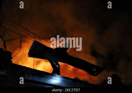 Un incendie massif a éclaté dans une maison résidentielle dans la région de Neharpora, dans la ville de Sopore, au nord du Kashmir, dans le district de Baramulla, Jammu et Kashmirm, en Inde, le 28 octobre 2020 (photo de Nasir Kachroo/NurPhoto) Banque D'Images