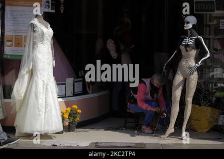 Une femme fixe un mannequin peint par catrina à l'extérieur du marché de la Lagunilla à Mexico, à la veille du jour des morts au Mexique. (Photo de Gerardo Vieyra/NurPhoto) Banque D'Images