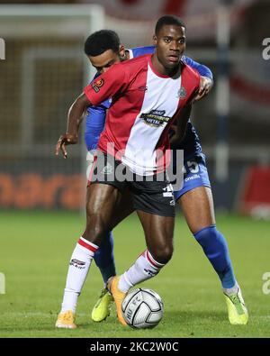 Fisayo Adarabioyo d'Altrincham en action avec Ryan Johnson de Hartlepool United lors du match de la Vanarama National League entre Hartlepool United et Altrincham à Victoria Park, Hartlepool, le mardi 27th octobre 2020. (Photo de Mark Fletcher/MI News/NurPhoto) Banque D'Images