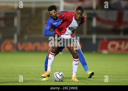 Fisayo Adarabioyo d'Altrincham en action avec Ryan Johnson de Hartlepool United lors du match de la Vanarama National League entre Hartlepool United et Altrincham à Victoria Park, Hartlepool, le mardi 27th octobre 2020. (Photo de Mark Fletcher/MI News/NurPhoto) Banque D'Images