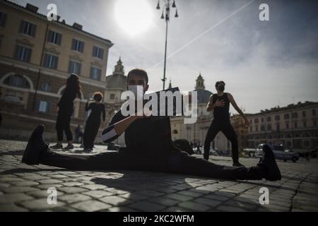 Les travailleurs des théâtres et des danseurs protestent contre la restriction du gouvernement mise en place pour arrêter la propagation de la pandémie du coronavirus Covid-19 à Rome, sur 29 octobre 2020. Le Premier ministre italien Giuseppe Conte a annoncé de nouvelles restrictions nationales concernant Covid-19, notamment la fermeture de salles de sport, de cinémas et de salles de cinéma. (Photo de Christian Minelli/NurPhoto) Banque D'Images