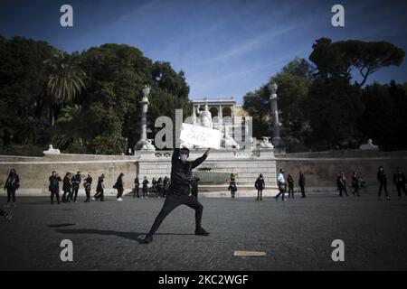 Les travailleurs des théâtres et des danseurs protestent contre la restriction du gouvernement mise en place pour arrêter la propagation de la pandémie du coronavirus Covid-19 à Rome, sur 29 octobre 2020. Le Premier ministre italien Giuseppe Conte a annoncé de nouvelles restrictions nationales concernant Covid-19, notamment la fermeture de salles de sport, de cinémas et de salles de cinéma. (Photo de Christian Minelli/NurPhoto) Banque D'Images