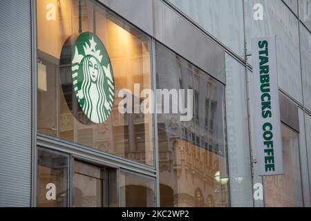 Gros plan d'une sirène en buck verte ou d'une sirène du logo de la mythologie grecque et inscription à l'avant du magasin d'un café Starbucks situé dans Midtown Manhattan avec les gens qui marchent. Starbucks Corporation est la plus grande chaîne de cafés au monde, une chaîne de cafés multinationale américaine dont le siège se trouve à Seattle, Washington. NYC, Etats-Unis d'Amérique le 2020 février (photo de Nicolas Economou/NurPhoto) Banque D'Images