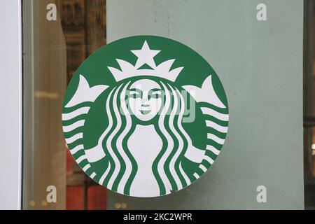 Gros plan d'une sirène en buck verte ou d'un logo de la mythologie grecque à l'avant du magasin d'un café Starbucks situé dans Midtown Manhattan avec les gens qui marchent. Starbucks Corporation est la plus grande chaîne de cafés au monde, une chaîne de cafés multinationale américaine dont le siège se trouve à Seattle, Washington. NYC, États-Unis d'Amérique le 2020store février devant un café Starbucks situé dans Midtown Manhattan avec des personnes à pied. Starbucks Corporation est la plus grande chaîne de cafés au monde, une chaîne de cafés multinationale américaine dont le siège se trouve à Seattle, Washington. N Banque D'Images