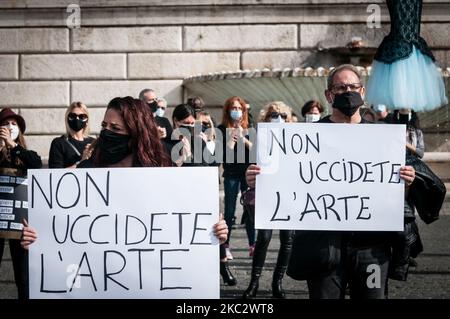 Des danseurs et des travailleurs de théâtres protestent sur la Piazza del Popolo contre les mesures de restriction du gouvernement visant à freiner la propagation du COVID-19, fermant des salles de sport, des cinémas et des salles de cinéma à 29 octobre 2020, à Rome, en Italie. (Photo par Andrea Ronchini/NurPhoto) Banque D'Images