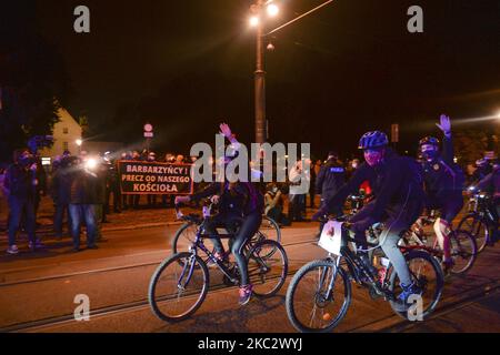 Les activistes Pro-Choice traversent la vieille ville de Cracovie lors d'une manifestation devant un petit groupe d'activistes Pro-Life. Les activistes des droits des femmes et leurs partisans ont organisé leur septième jour de manifestations à Cracovie et dans toute la Pologne, s'opposant à la restriction en cas de pandémie, pour exprimer leur colère contre la décision de la Cour suprême polonaise, qui a resserré les lois déjà strictes sur l'avortement. Sur 28 octobre 2020, à Cracovie, en Pologne. (Photo par Artur Widak/NurPhoto) Banque D'Images