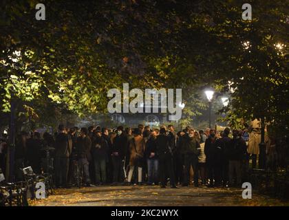 Des nationalistes et des activistes Pro-Life bloquant l'accès à une église dans le centre de Cracovie pendant la manifestation Pro-Choice. Les activistes des droits des femmes et leurs partisans ont organisé leur septième jour de manifestations à Cracovie et dans toute la Pologne, s'opposant à la restriction en cas de pandémie, pour exprimer leur colère contre la décision de la Cour suprême polonaise, qui a resserré les lois déjà strictes sur l'avortement. Sur 28 octobre 2020, à Cracovie, en Pologne. (Photo par Artur Widak/NurPhoto) Banque D'Images