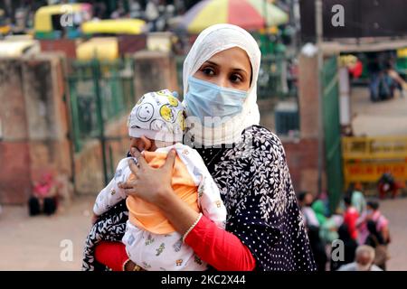 Une femme couvre son visage avec un masque comme mesure de précaution contre Covid-19, près de Jama Masjid dans la capitale nationale Delhi, sur 29 octobre 2020. Le compte de Covid-19 en Inde a dépassé la barre des huit millions avec 49 881 cas en 24 heures. Alors que le nombre total de cas s'élevait à 8 040 203, le nombre de décès a également atteint 120 527, selon le ministère de la Santé et de la protection de la famille. (Photo de Mayank Makhija/NurPhoto) Banque D'Images