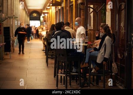 Les gens ont apprécié leur dernière soirée avant un verrouillage national qui commencera vendredi 00H00 (heure de Paris). Ici, sous les arcades de la place du Capitole. Les magasins « non essentiels » tels que les cafés, les librairies resteront fermés pendant au moins un mois. Le président français Macron a décidé mercredi d'imposer un confinement en France pour ralentir la vague de 2nd de la maladie Covid-19 due au coronavirus SRAS-COV-2. Toulouse. France. 29 octobre 2020. (Photo d'Alain Pitton/NurPhoto) Banque D'Images