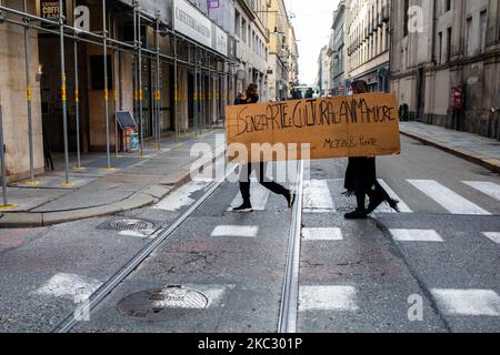 Des centaines de travailleurs du secteur du divertissement, des travailleurs du théâtre, des musiciens, des cirques, des acteurs, Les jongleurs, les ouvriers de carrousel prennent part à une manifestation éclair pour le secteur du divertissement, dans le centre-ville de Turin, Italie sur 30 octobre 2020. La poudrière a eu lieu sur la Piazza Castello pour montrer le malaise ressenti par les dernières décisions politiques qui ont donné naissance à un décret du gouvernement italien qui les a forcées à s'arrêter pour des raisons de sécurité. (Photo de Mauro Ujetto/NurPhoto) Banque D'Images