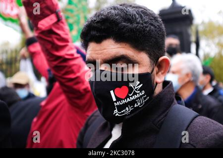 Les manifestants se rassemblent pour protester contre les commentaires du président français Emmanuel Macron défendant les caricatures du prophète Mohammed, à l'extérieur de l'ambassade de France à Londres sur 30 octobre 2020. (Photo par Alberto Pezzali/NurPhoto) Banque D'Images