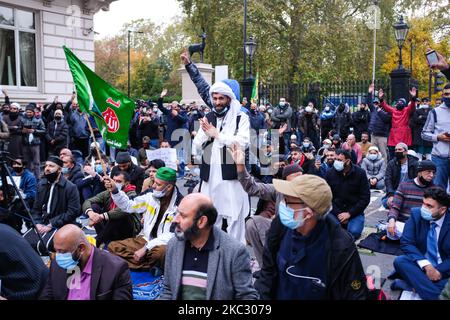 Les manifestants se rassemblent pour protester contre les commentaires du président français Emmanuel Macron défendant les caricatures du prophète Mohammed, à l'extérieur de l'ambassade de France à Londres sur 30 octobre 2020. (Photo par Alberto Pezzali/NurPhoto) Banque D'Images