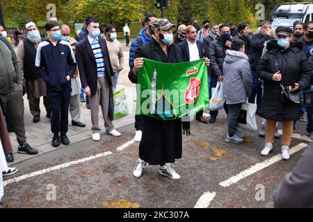 Les manifestants se rassemblent pour protester contre les commentaires du président français Emmanuel Macron défendant les caricatures du prophète Mohammed, à l'extérieur de l'ambassade de France à Londres sur 30 octobre 2020. (Photo par Alberto Pezzali/NurPhoto) Banque D'Images